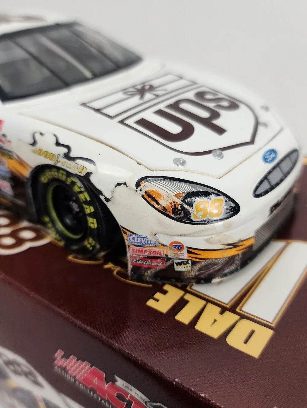 Dale Jarrett NASCAR 1:24 #88 Action Racing Die-Cast UPS 2002 Ford Taurus Damaged